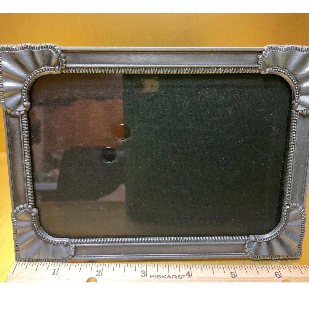 Vintage 1990 SEMO Pewter Tone Metal 4x6 Picture Frame Shell Corner Detail 020